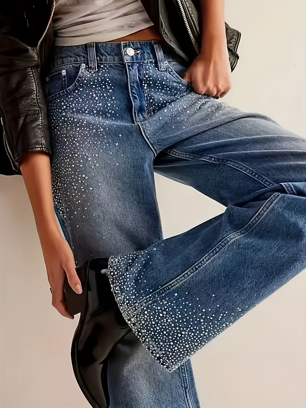 Jean grande taille à broderies, coupe droite, tenue franche, délavage, vu de dos