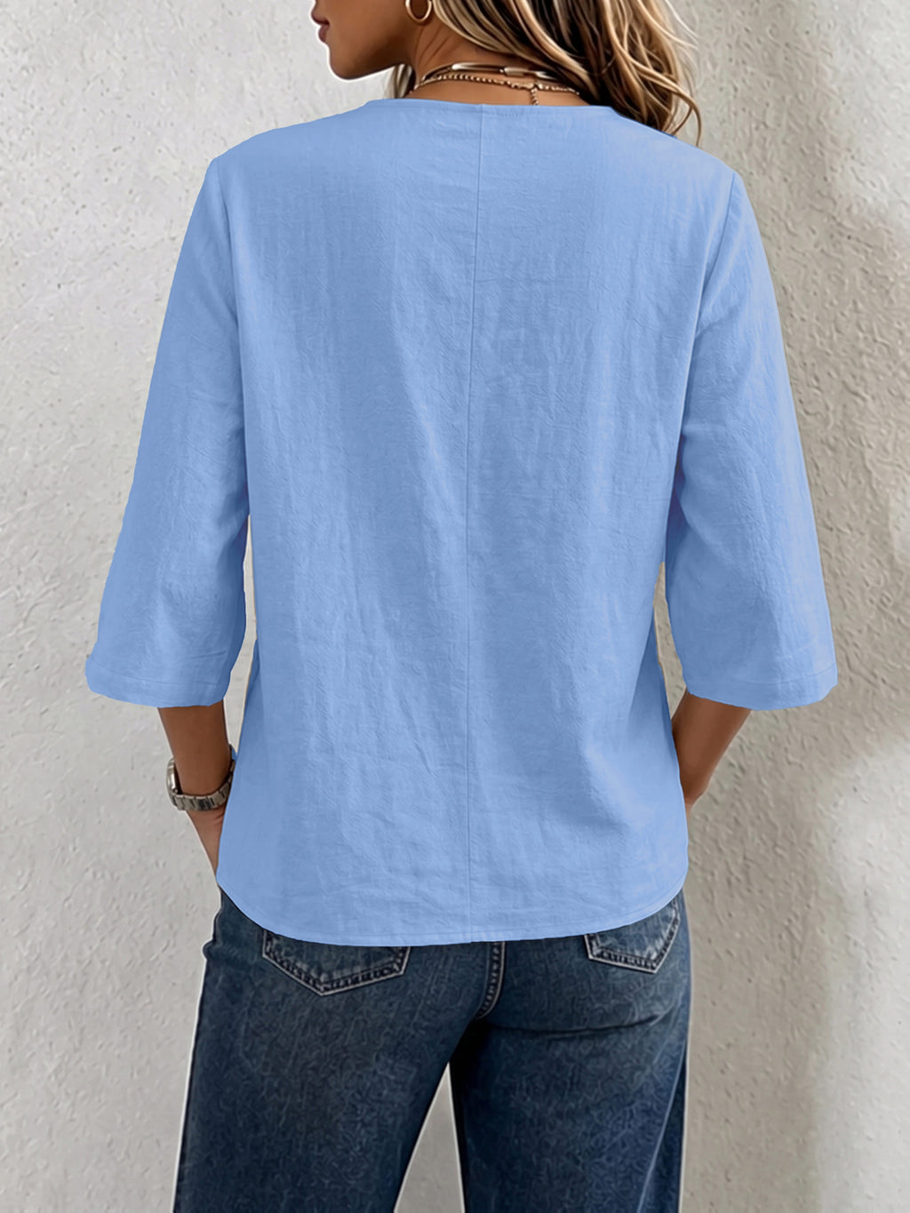 Top grande taille, coupe oversize, toucher naturel, vue de profil