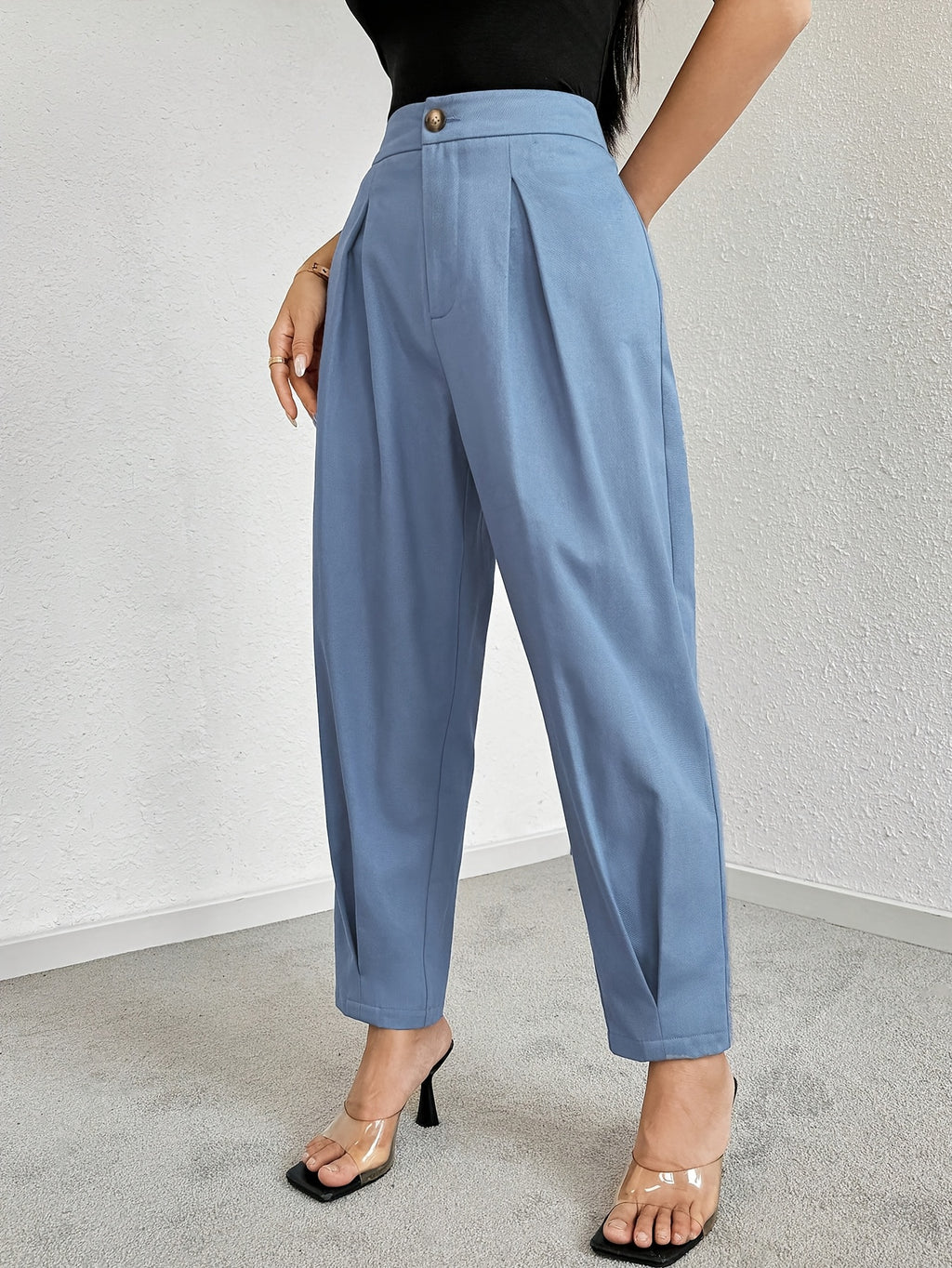 Pantalon carotte grande taille — Plis creux et bouton doré