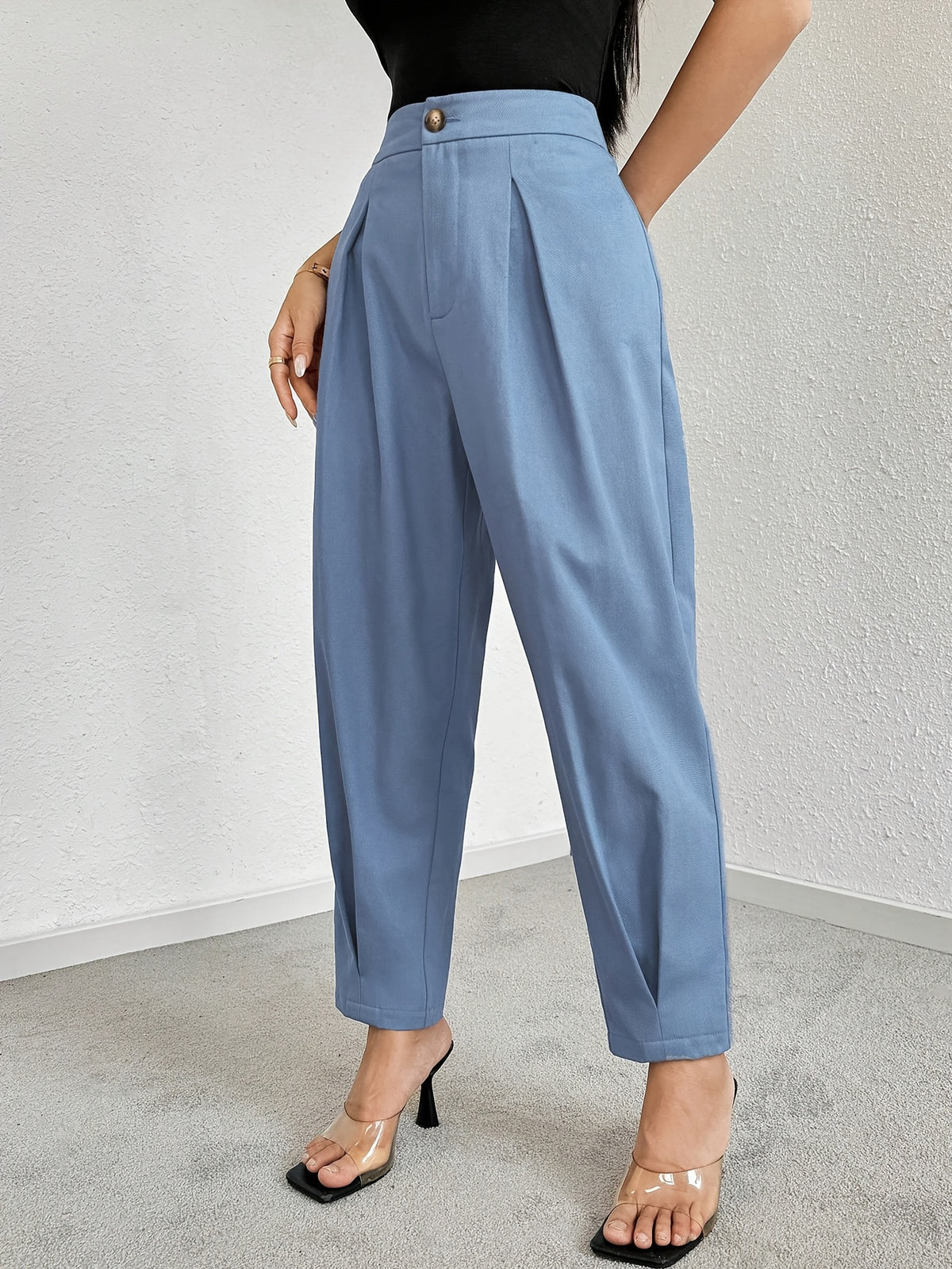 Pantalon carotte grande taille — Plis creux et bouton doré