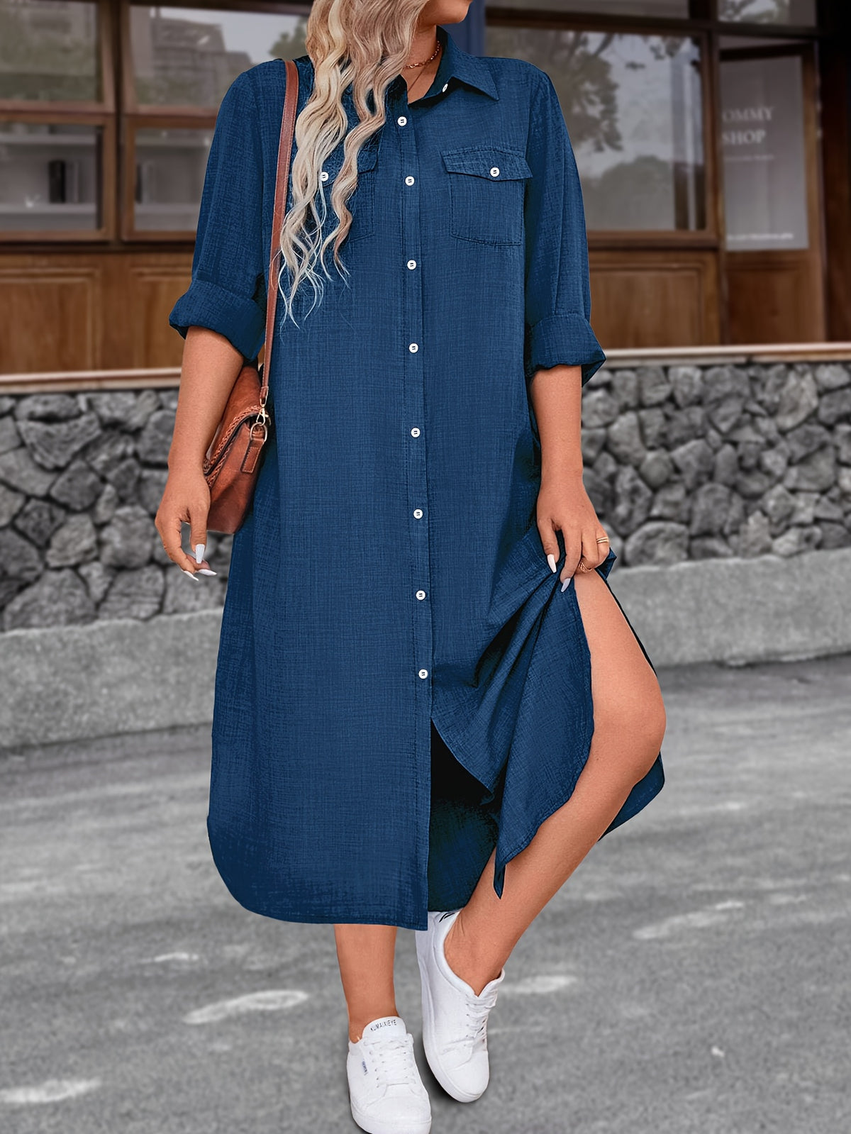 Robe grande taille, coupe ajustée, ligne nette, détail du col