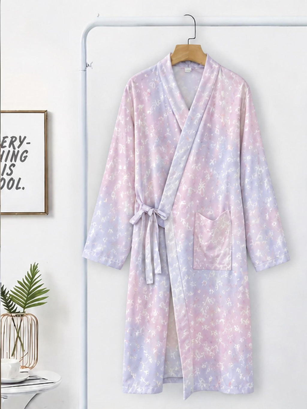 Peignoir grande taille en satin, tombé fluide, mise en situation
