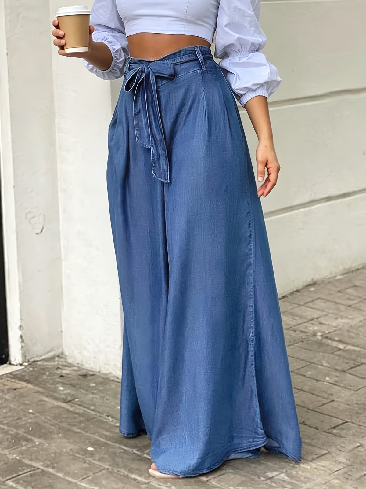 Pantalon grande taille, coupe évasée, délavage doux, tenue franche, porté de face