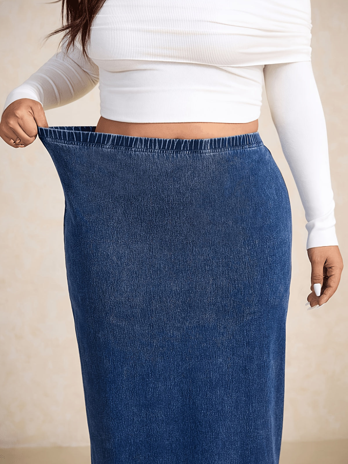Jupe grande taille, coupe ajustée, délavage doux, tenue franche, porté de face