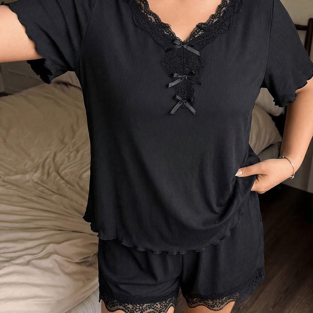 Pyjama grande taille en dentelle, coupe ample, manches courtes, effet ajouré — matière : polyester
