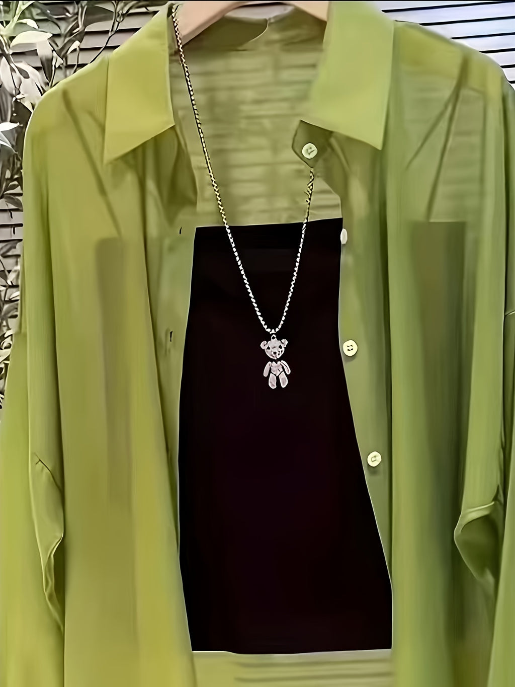 Chemise grande taille, coupe oversize, col cardigan, manches longues, mise en situation
