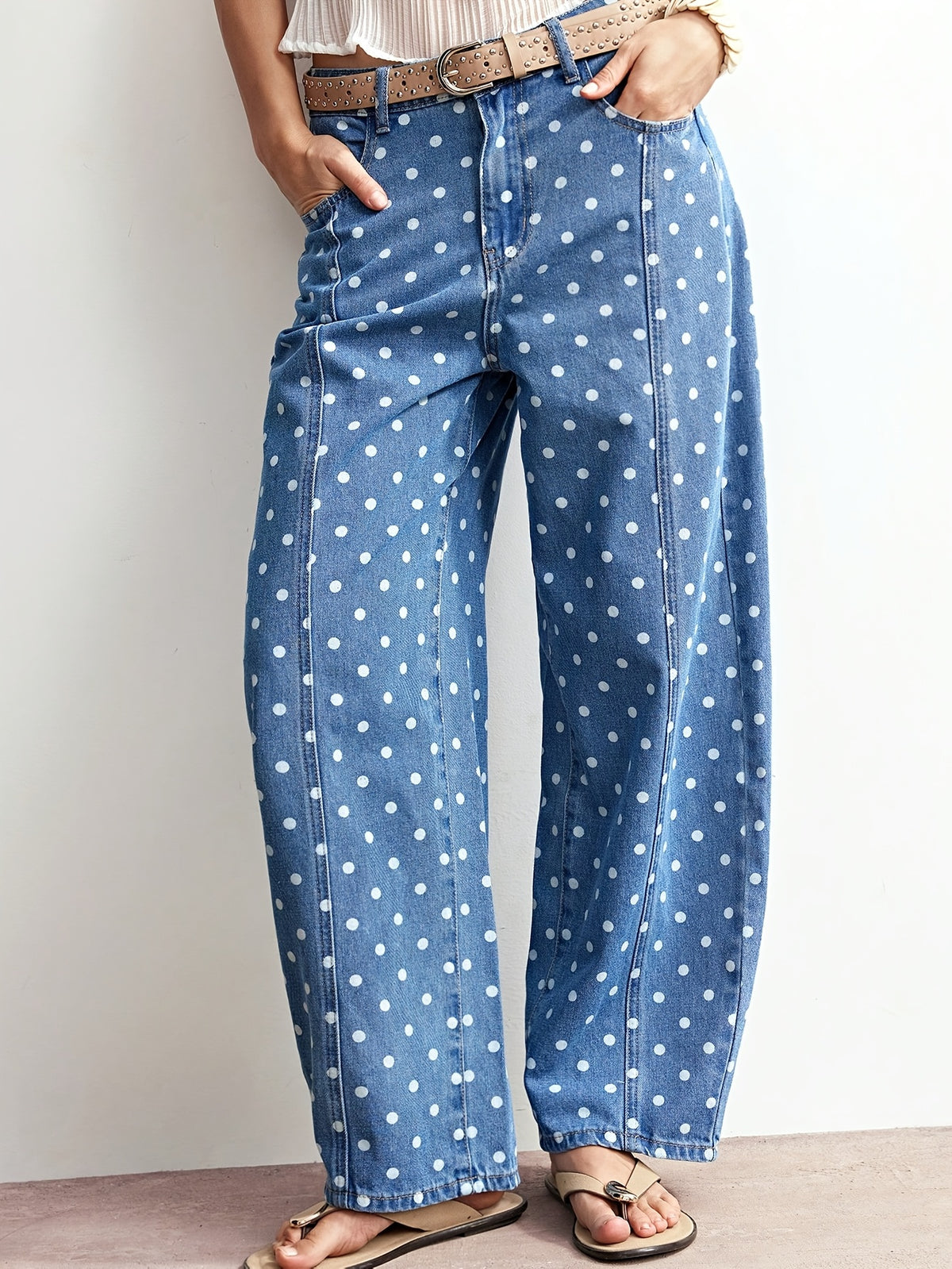 Jean grande taille à pois, coupe oversize, tenue franche, tissu opaque