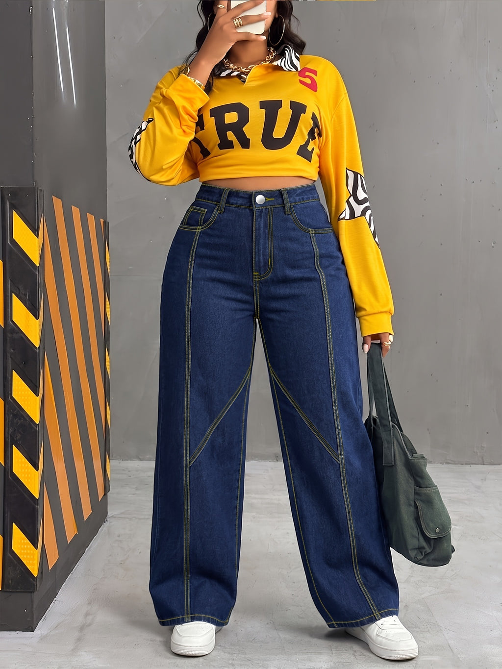 Jean grande taille, coupe droite, poches pratiques, tombé fluide, vu de dos