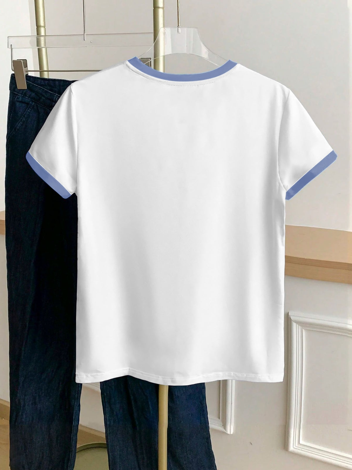 T-shirt grande taille, col rond, manches courtes, esprit décontracté, mise en situation