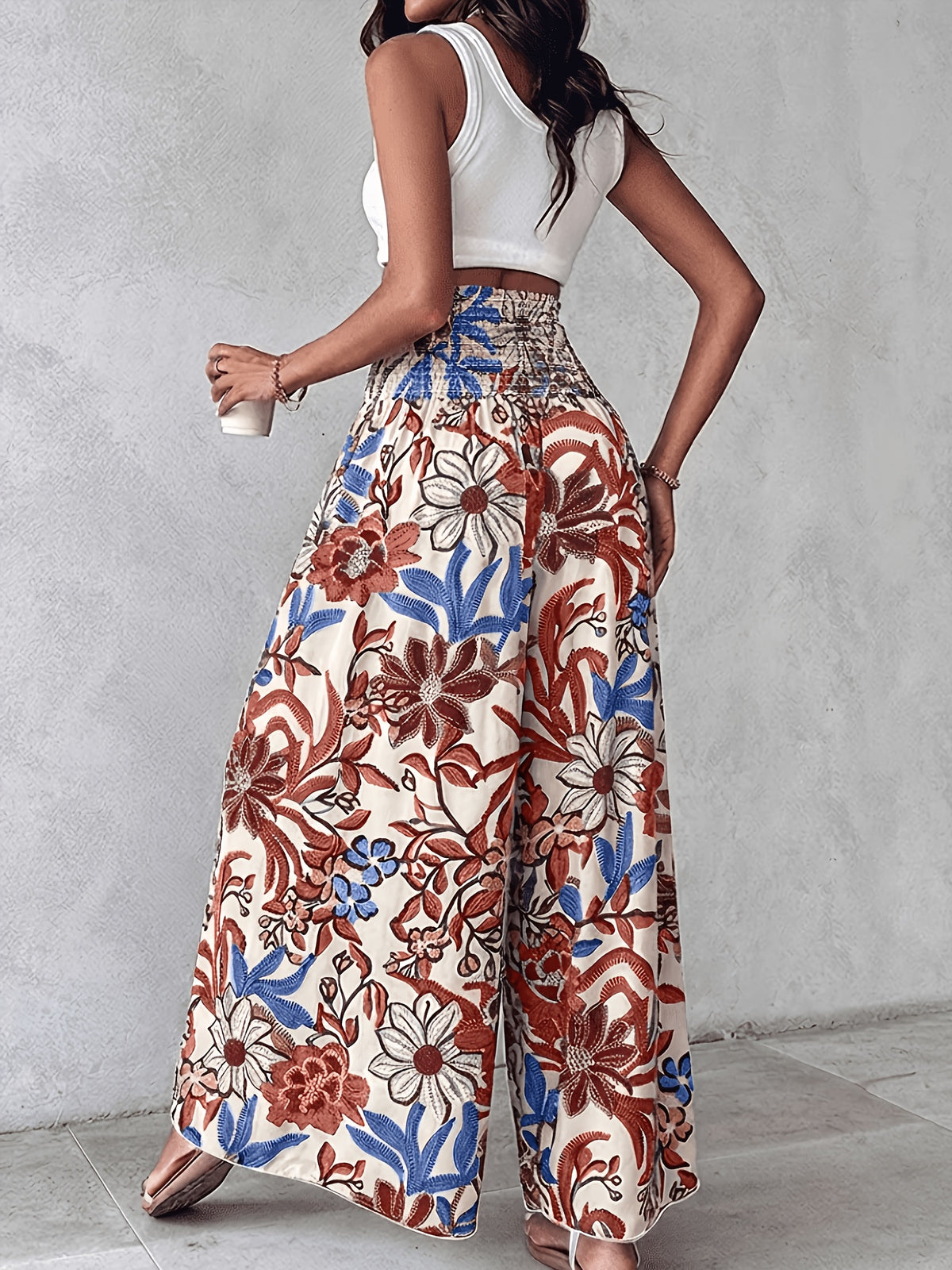 Pantalon grande taille, porté de face