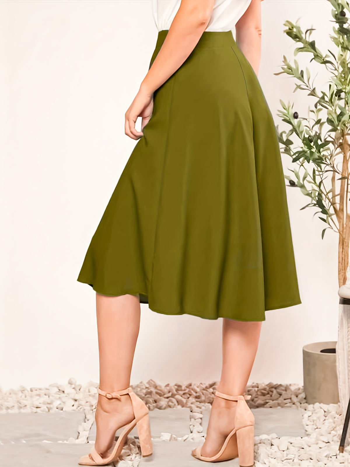 Jupe grande taille, coupe évasée, boutonnage, vue de profil