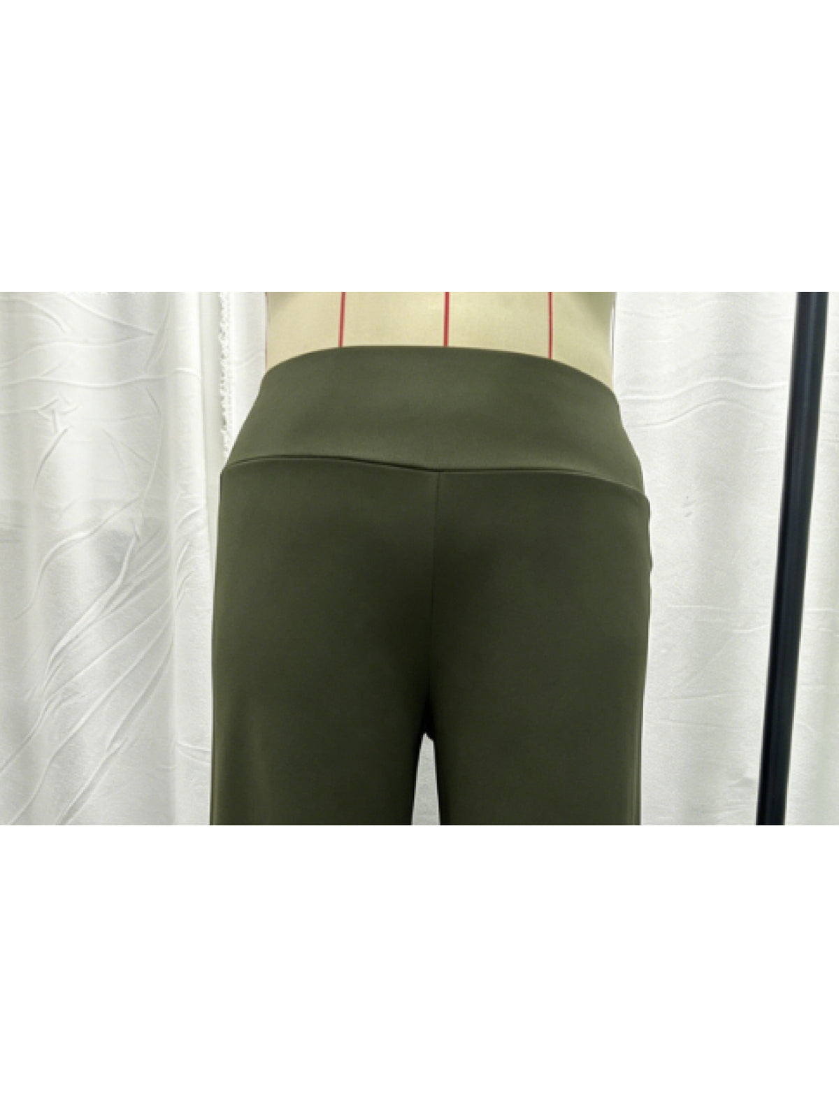 Pantalon grande taille, coupe évasée, jambe large, esprit décontracté, détail du tissu