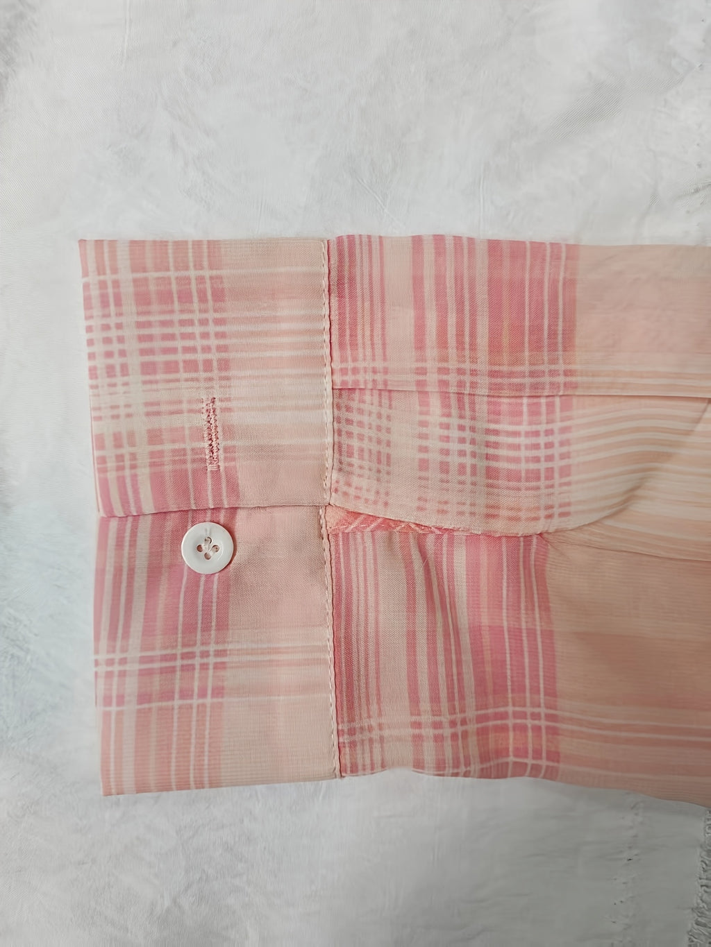 Chemise grande taille à carreaux, coupe oversize, boutonnage, vue de profil
