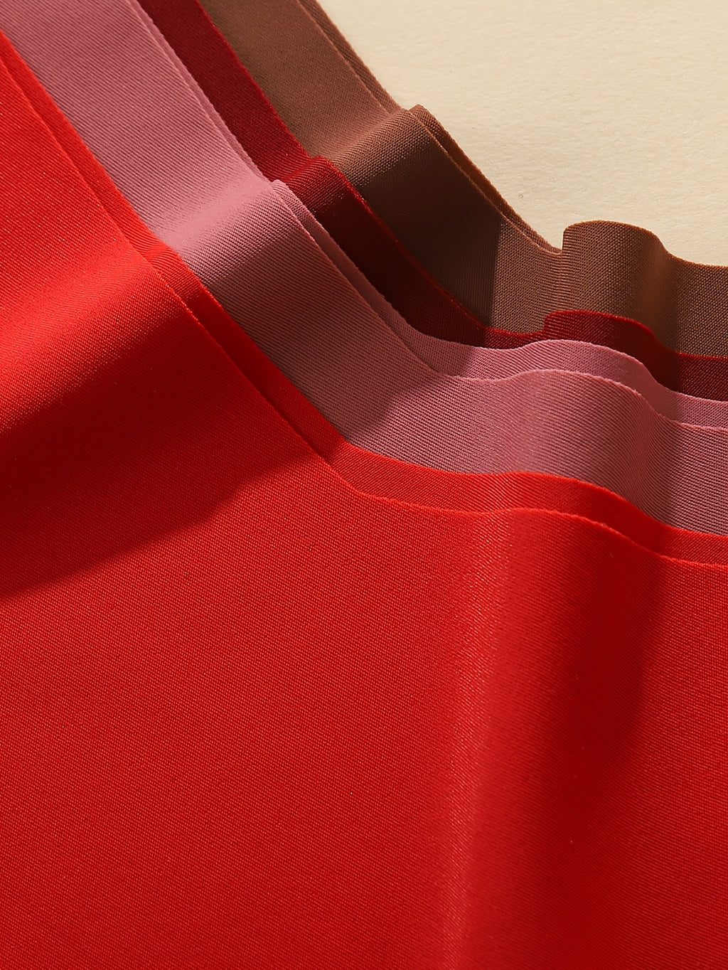 Culotte grande taille, allure élégante, détail du col