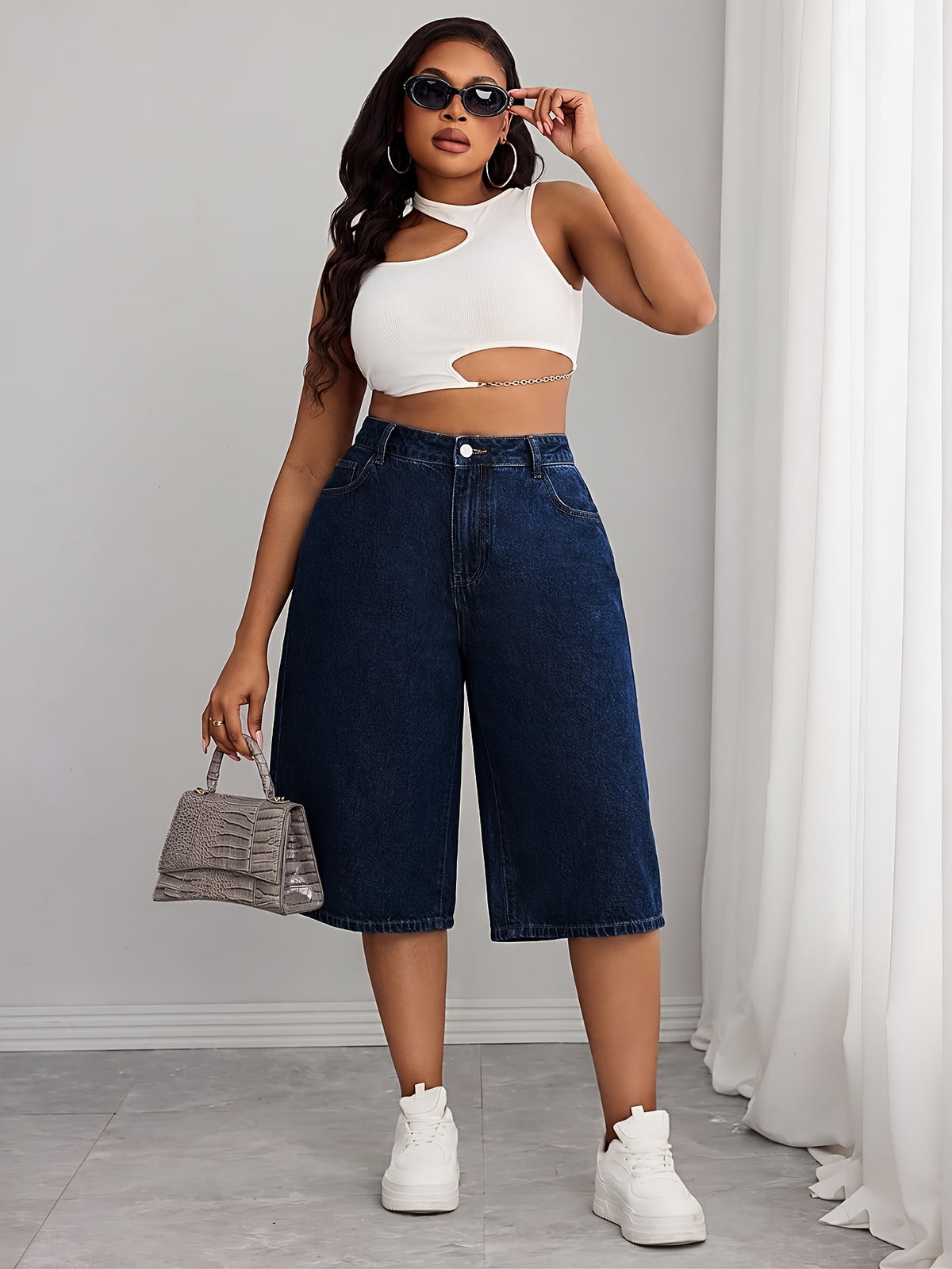 Short grande taille, coupe évasée, tenue franche, basique du quotidien, vu de dos