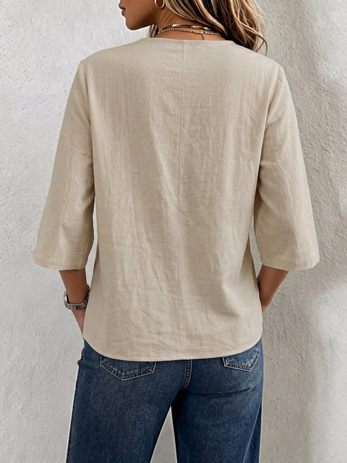 Top grande taille, coupe oversize, toucher naturel, gros plan