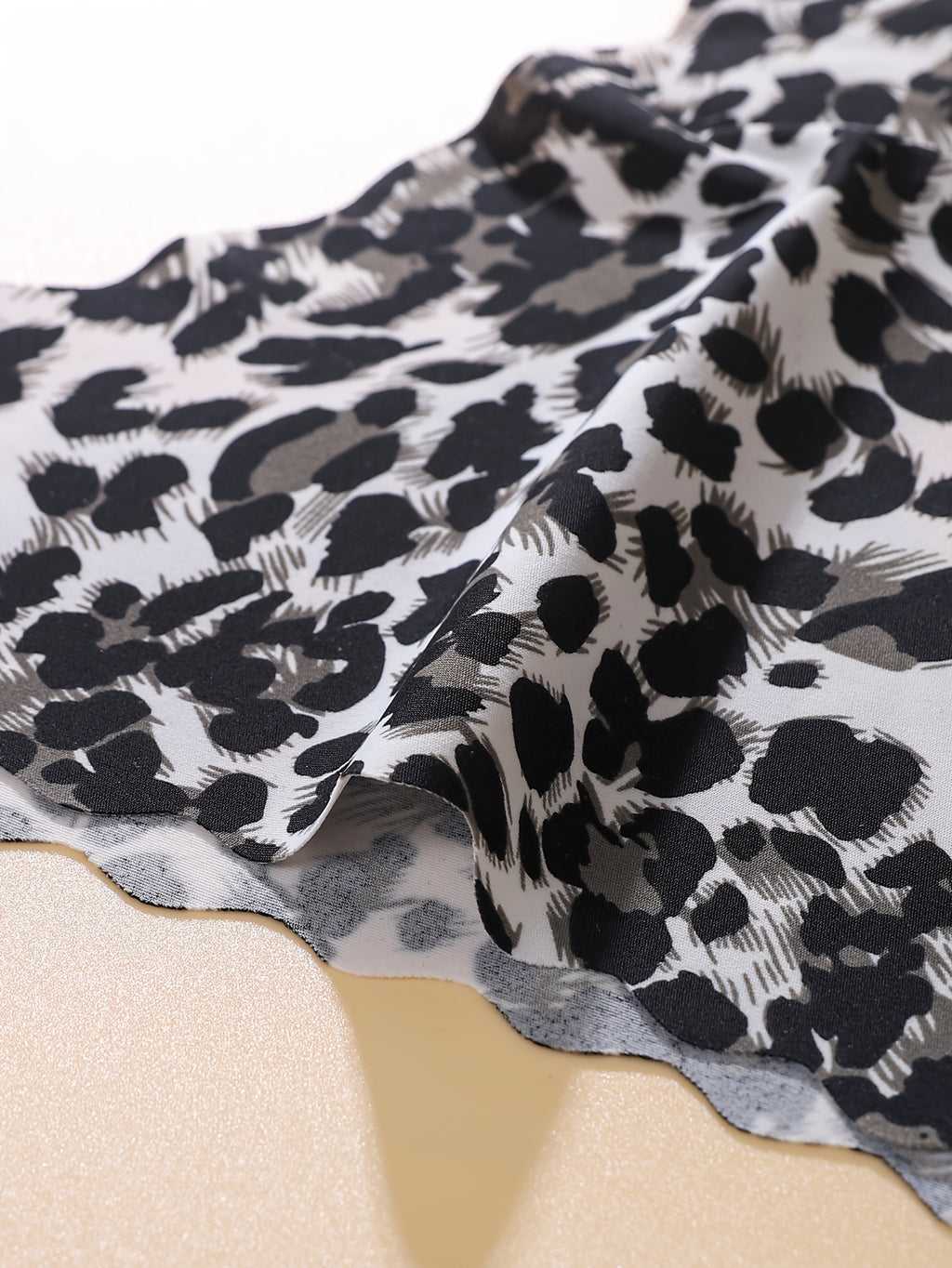Culotte grande taille à imprimé léopard, volants, détail du tissu
