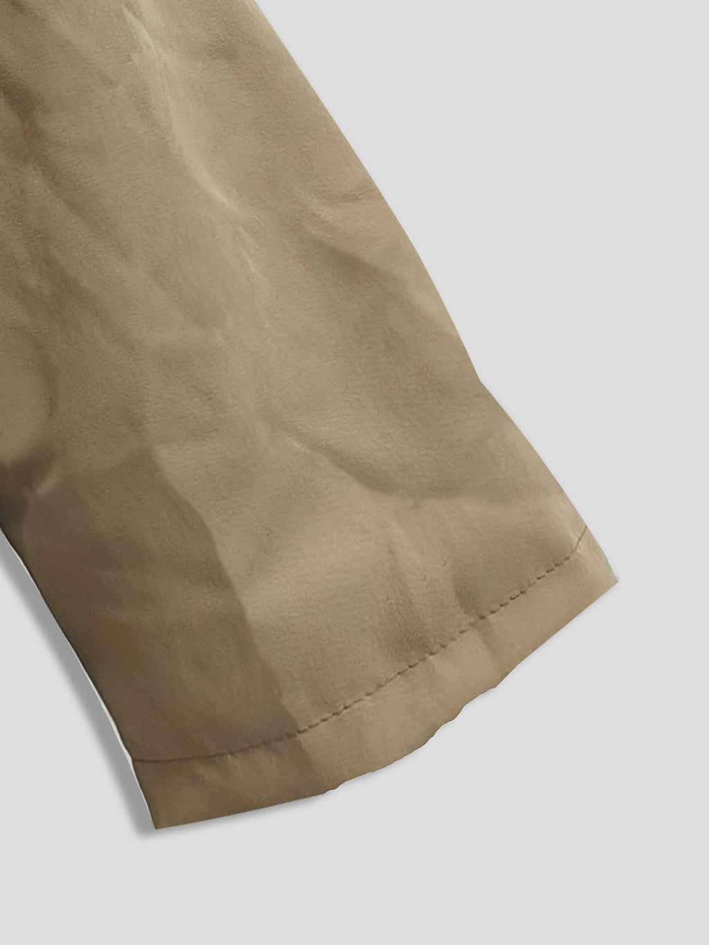 Manteau grande taille, capuche, poches plaquées, porté de face