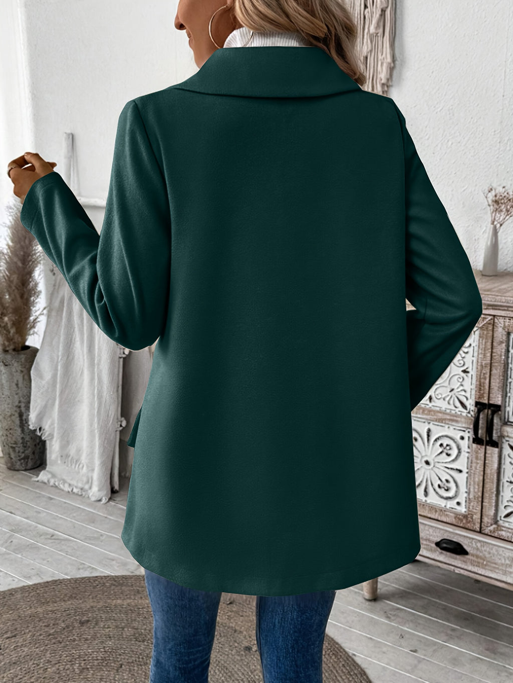 Manteau grande taille, col à revers, boutonnage, manches longues, vu de dos