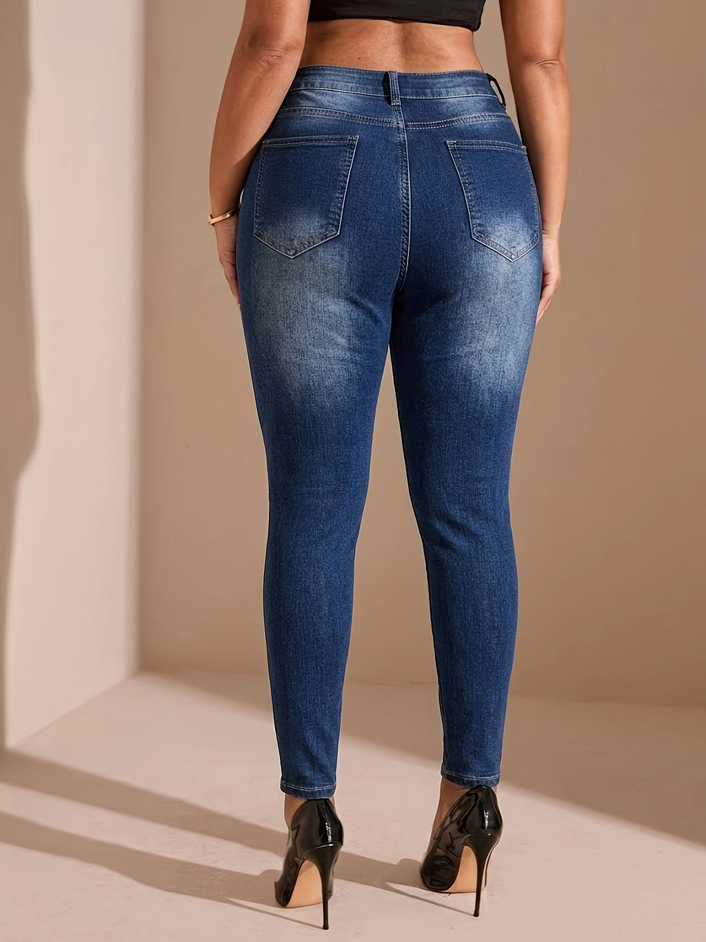 Jean grande taille, toucher naturel, vu de dos