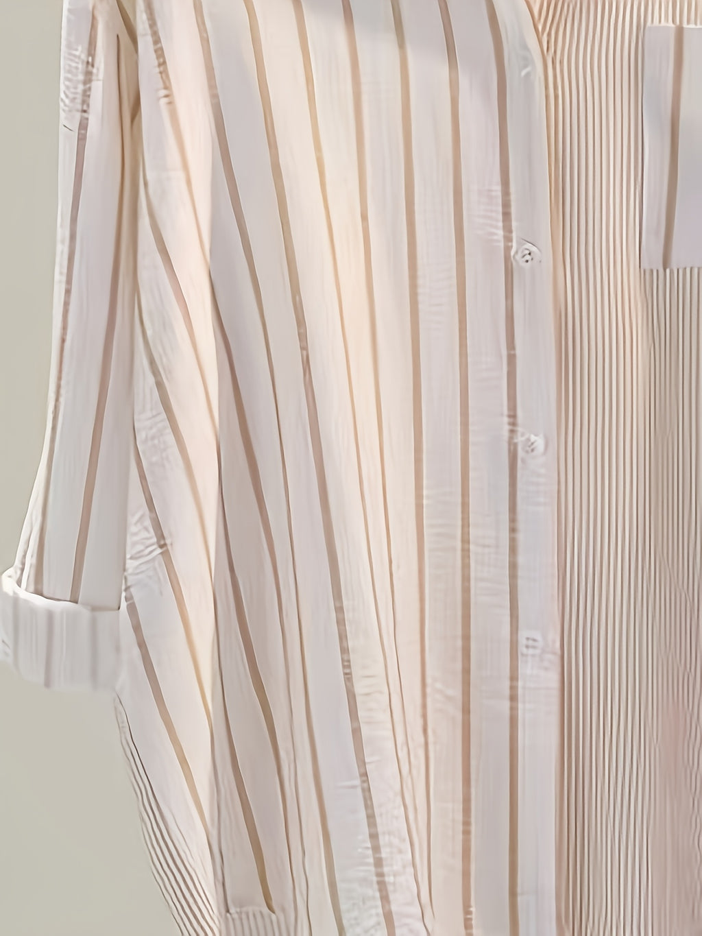 Chemise grande taille à rayures, manches longues, tombé fluide, porté de face