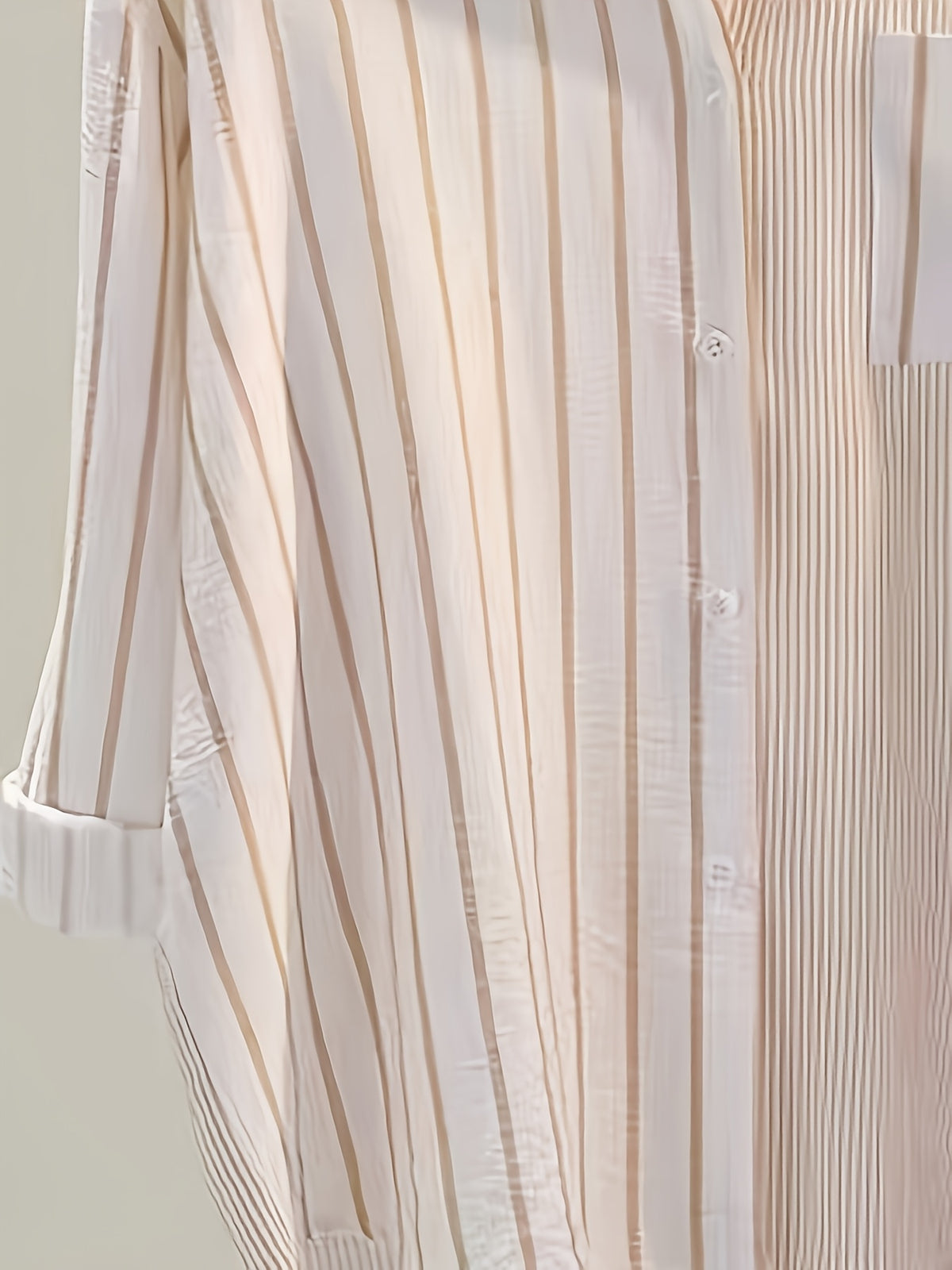 Chemise grande taille à rayures, manches longues, tombé fluide, porté de face