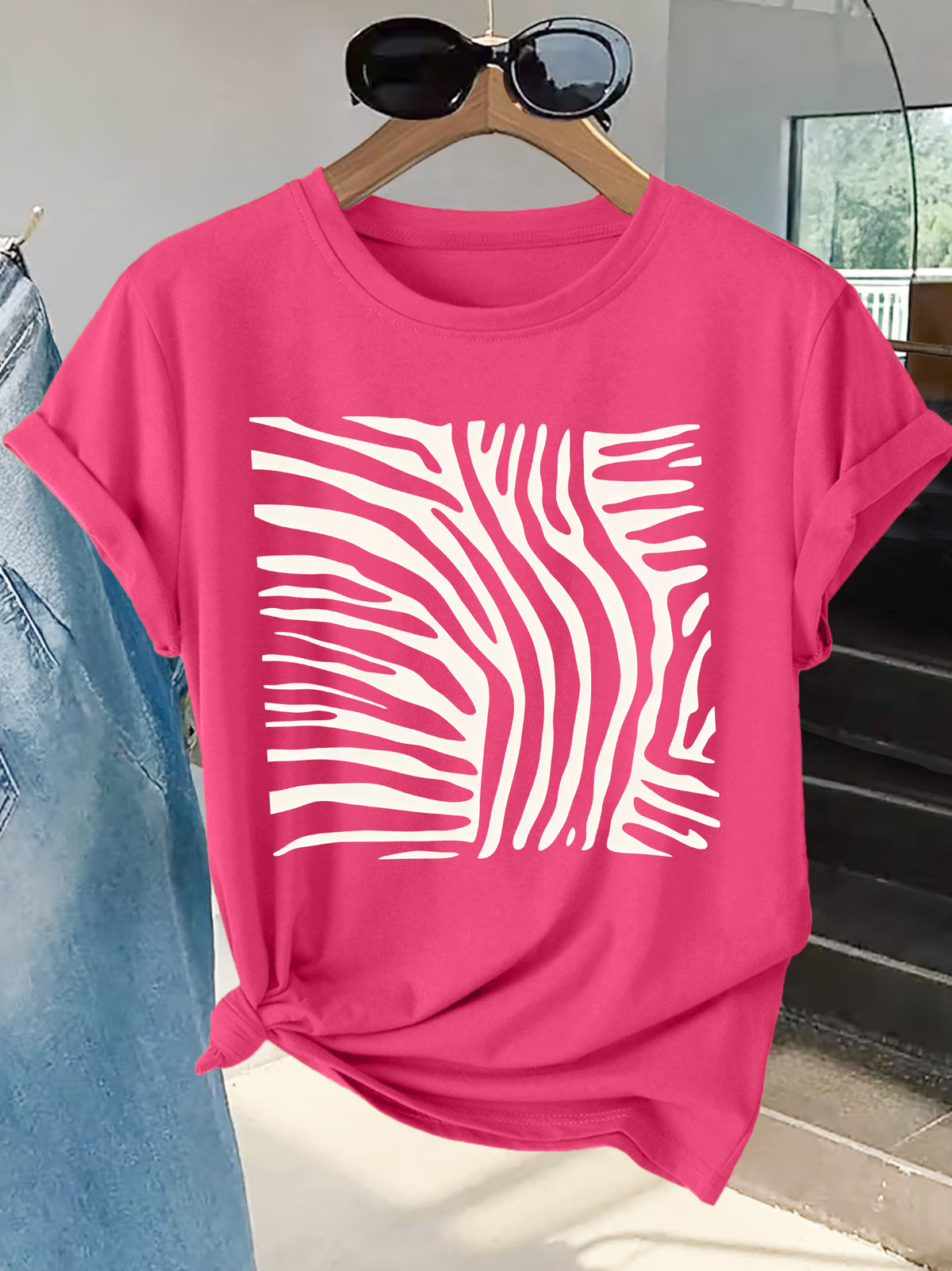 T-shirt grande taille à imprimé zébré, coupe ample, manches courtes, gros plan