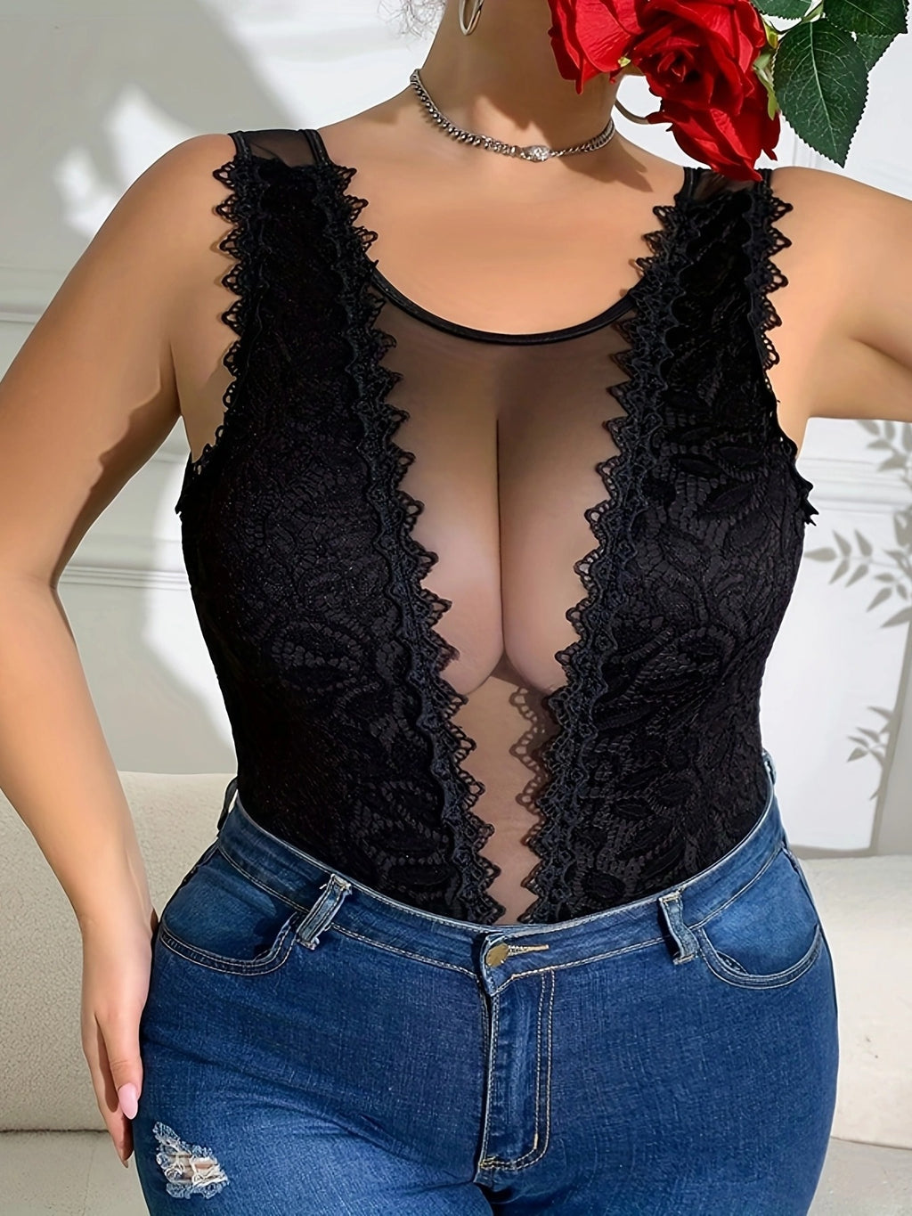 Combinaison grande taille en dentelle, coupe oversize, effet ajouré, vue de profil