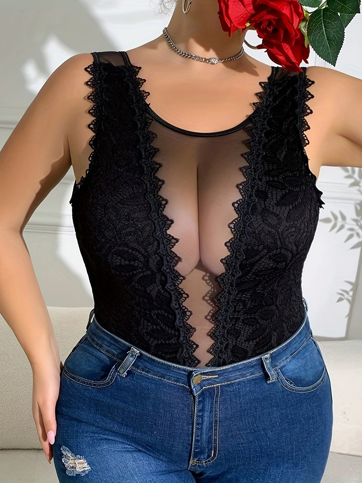 Combinaison grande taille en dentelle, coupe oversize, effet ajouré, vue de profil