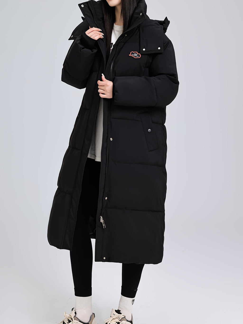 Manteau grande taille, coupe oversize, longueur midi, capuche, porté de face