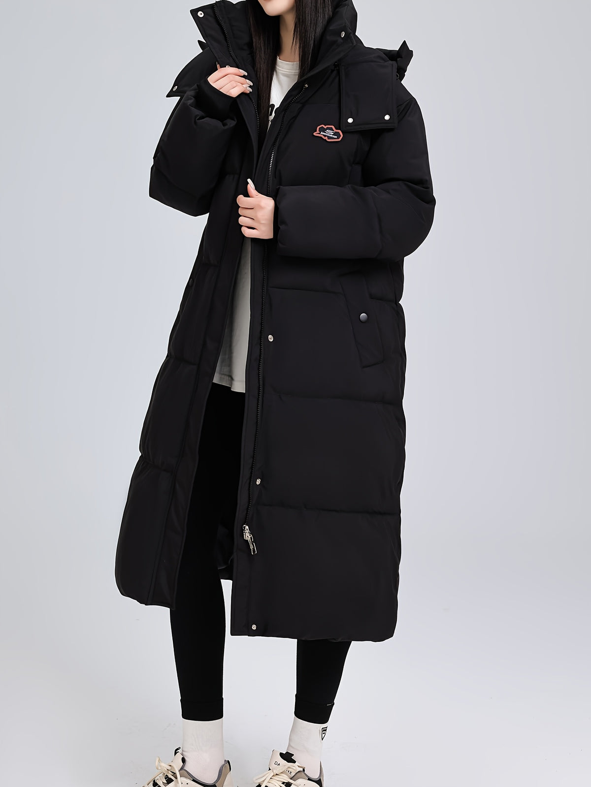 Manteau grande taille, coupe oversize, longueur midi, capuche, porté de face