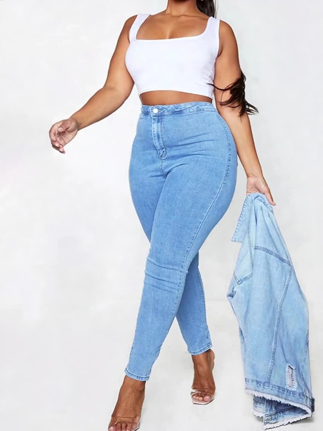 Jean grande taille, coupe ajustée, poches plaquées, tenue franche, détail du col