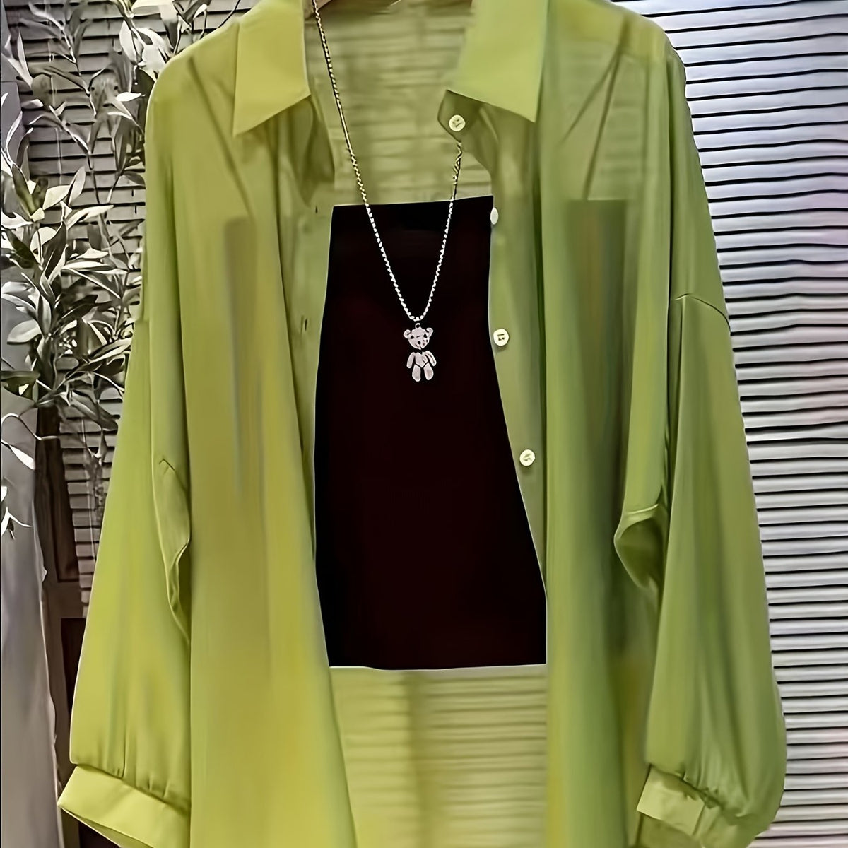 Chemise grande taille, coupe oversize, col cardigan, manches longues, détail du tissu