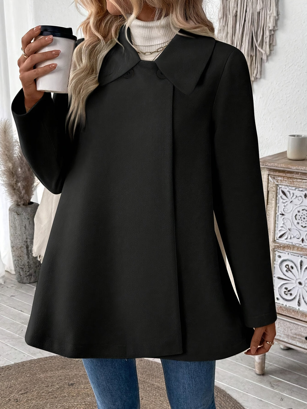 Manteau grande taille, col à revers, boutonnage, manches longues, détail du tissu