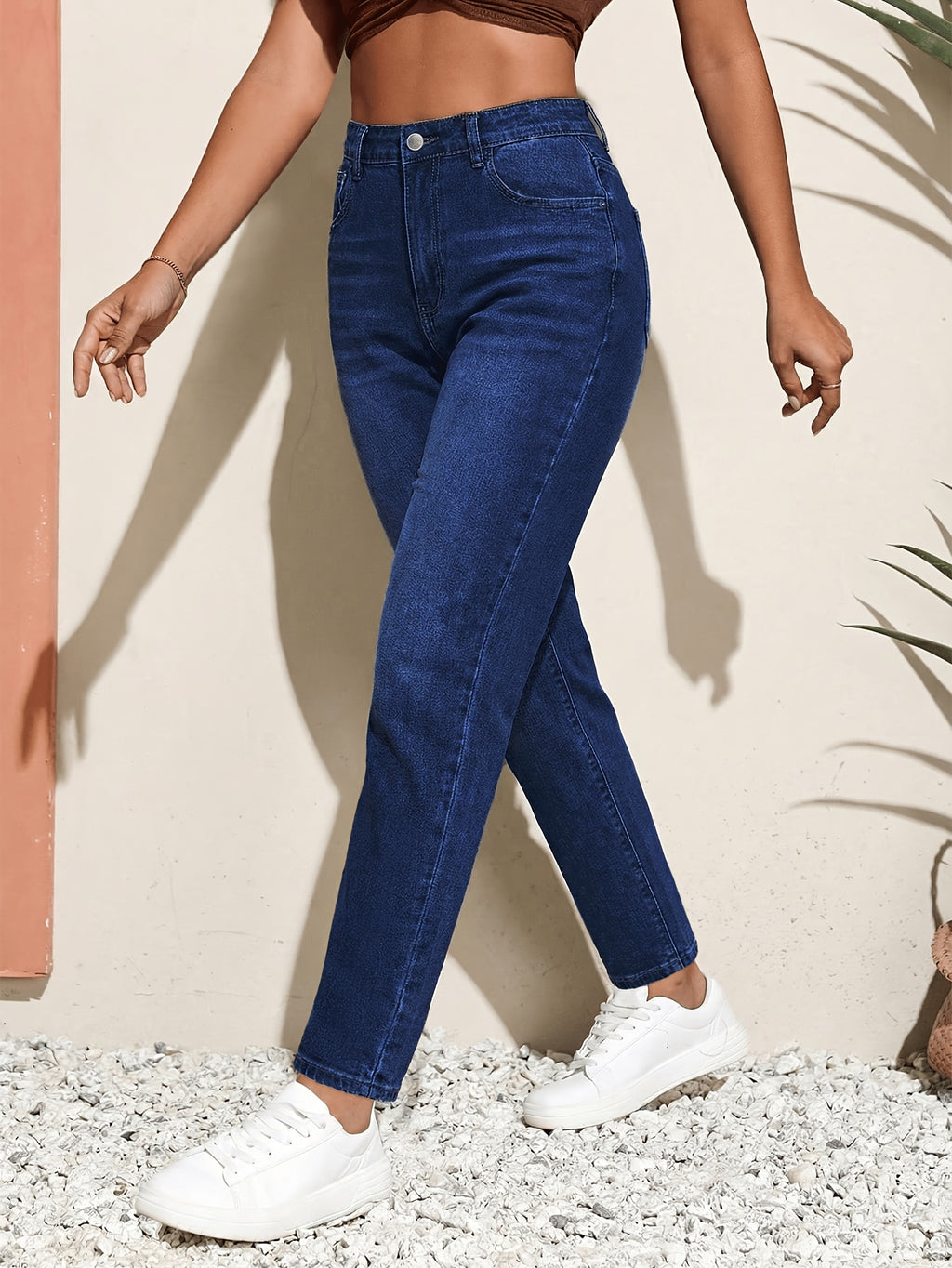 Jean grande taille, coupe droite, fermeture zippée, tenue franche, tissu opaque