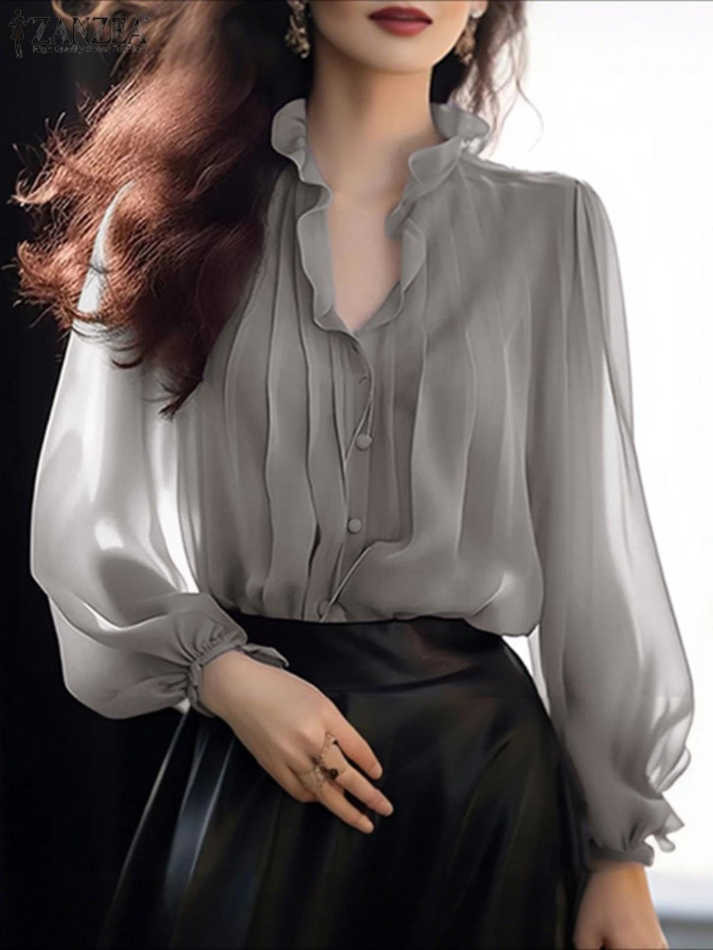 Top grande taille, coupe oversize, volants, manches longues, détail du col