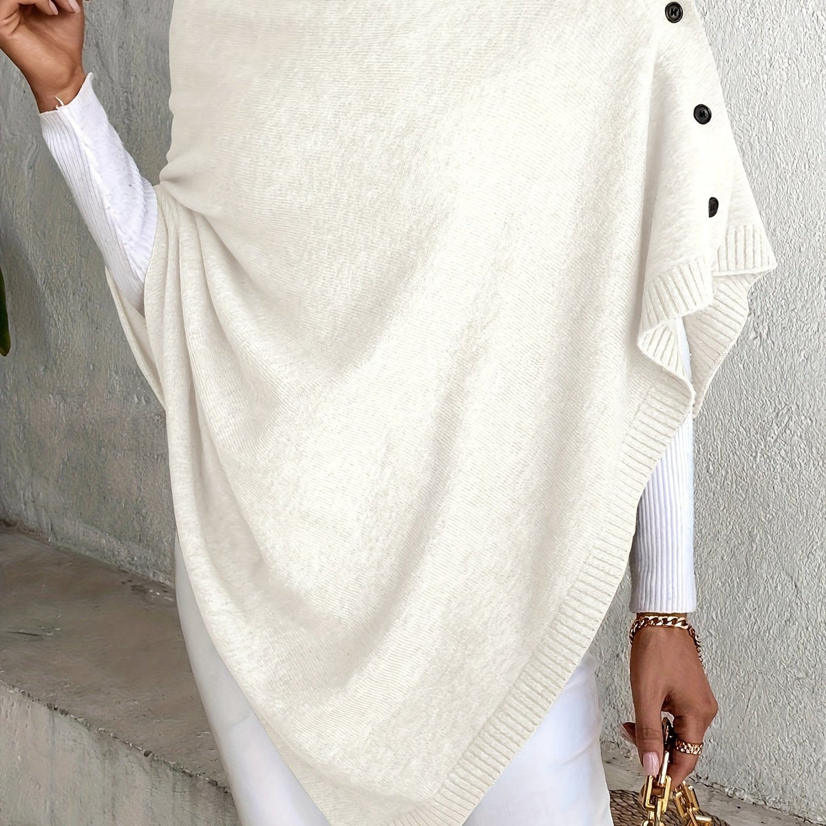 Pull grande taille, coupe oversize, épaules dénudées, gros plan