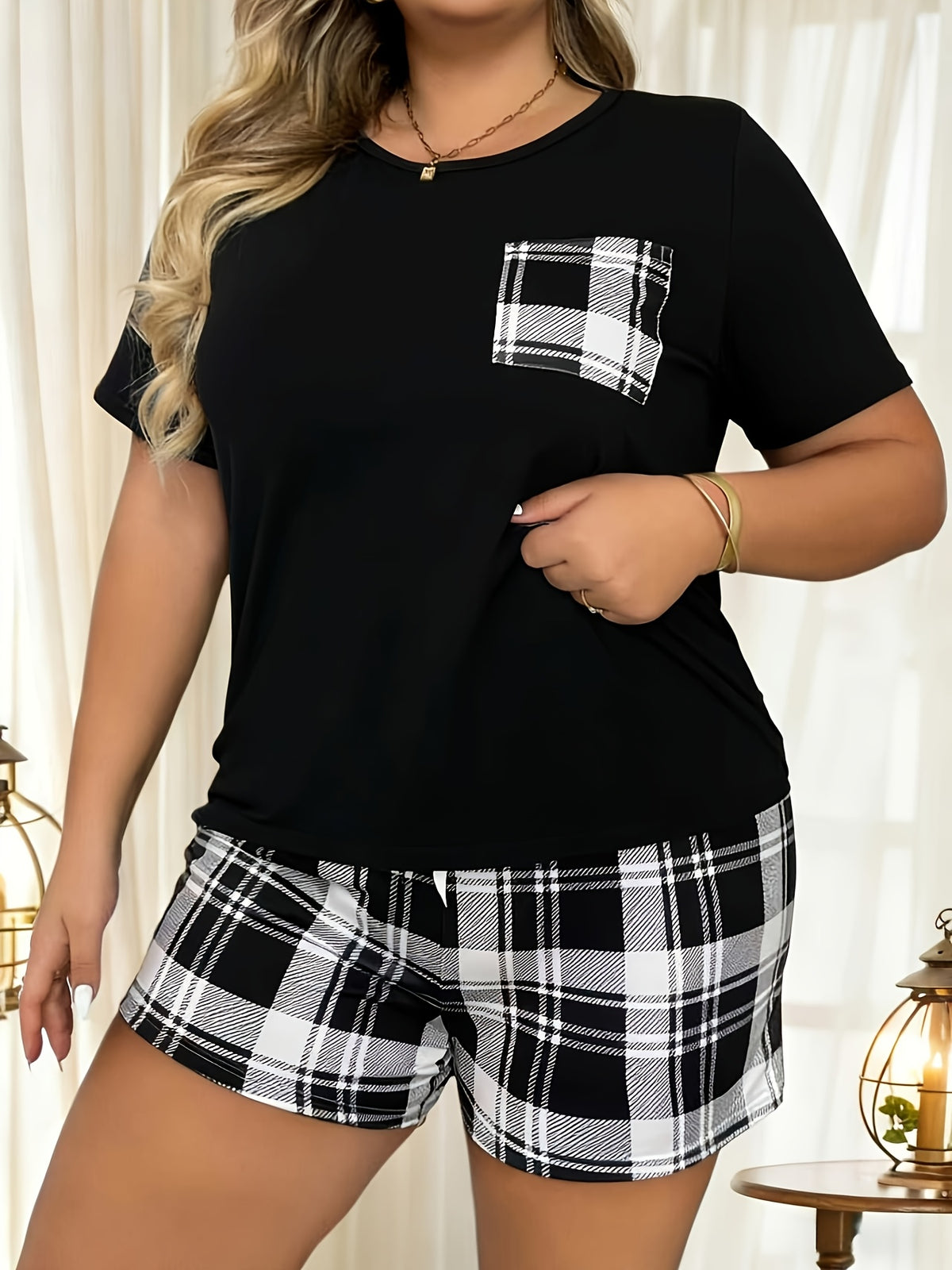 Pyjama grande taille à carreaux, poches plaquées, manches courtes — composition : 95% Polyester, 5% Élasthanne