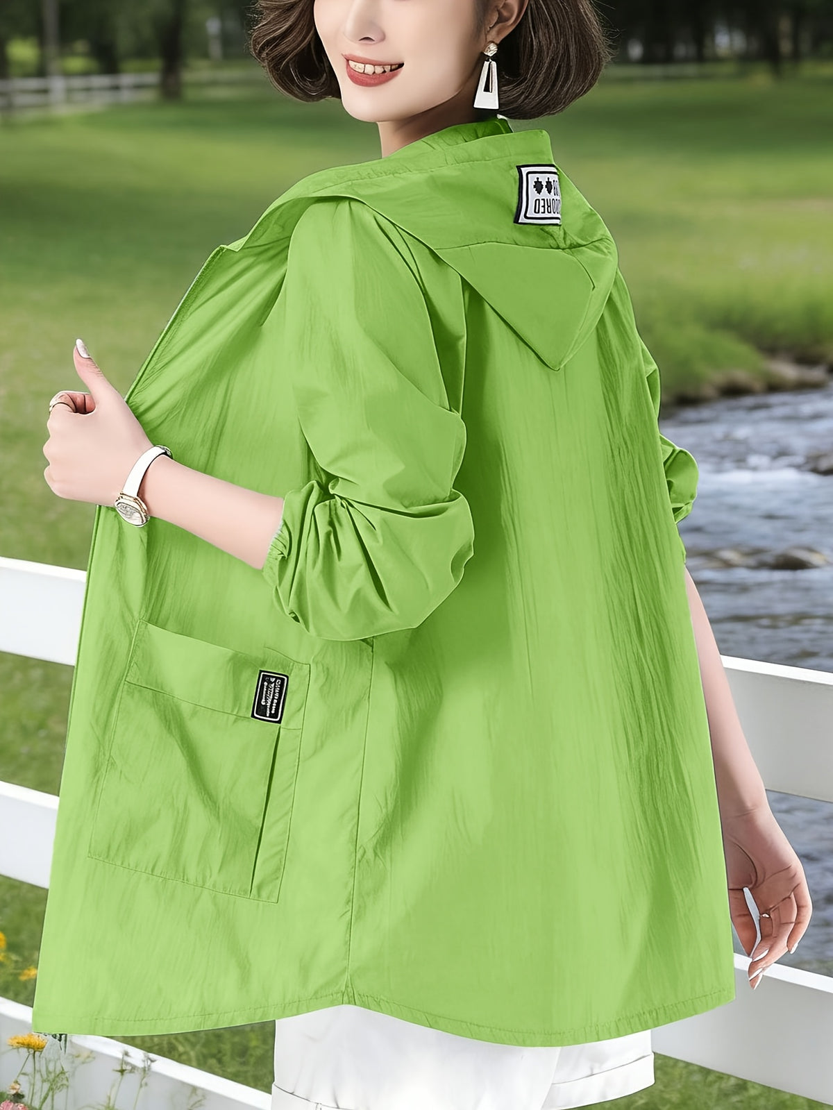 Veste grande taille, fermeture zippée, capuche, tissu léger, détail du tissu