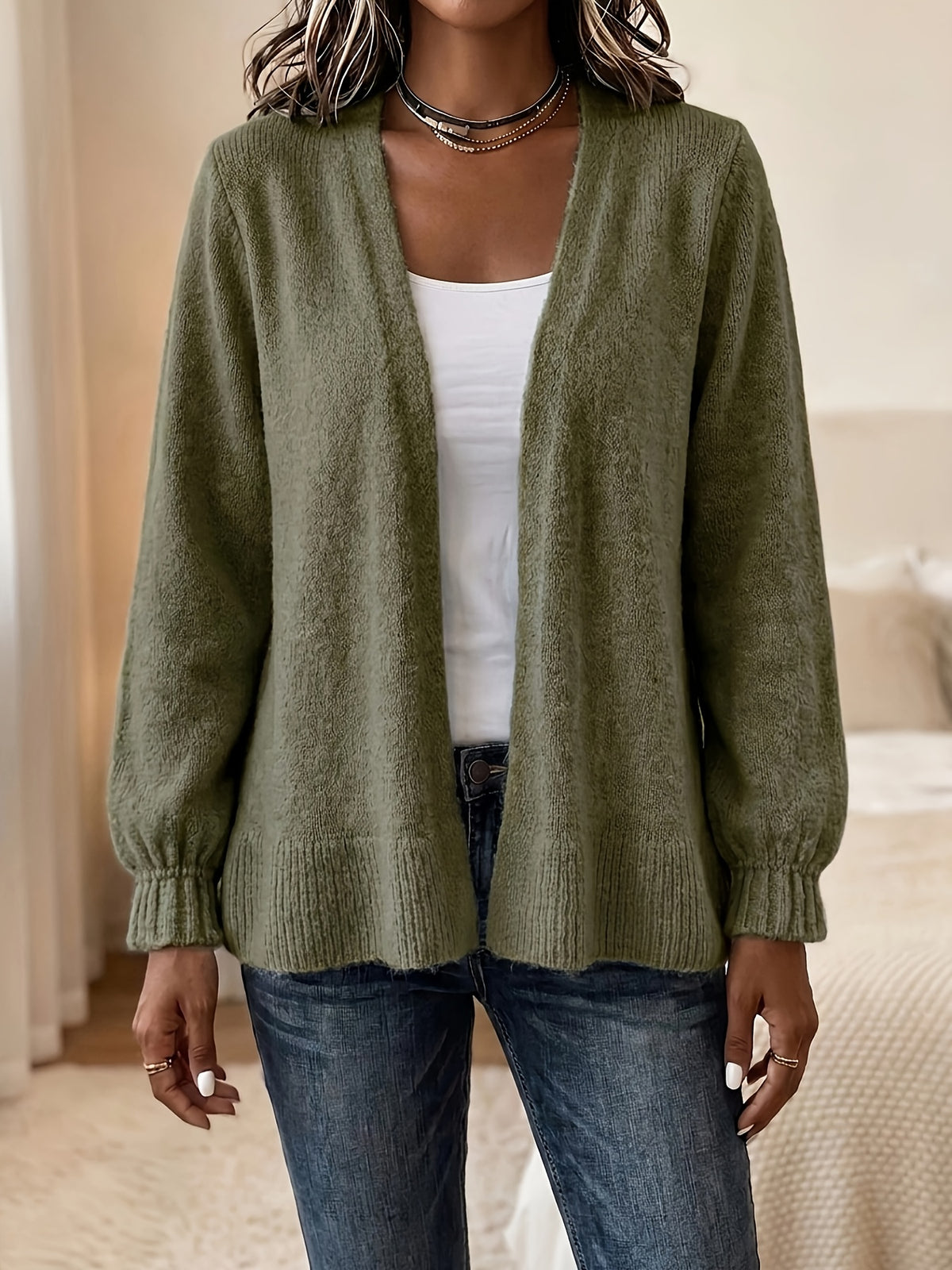 Cardigan grande taille, coupe ample, volants, manches longues, gros plan