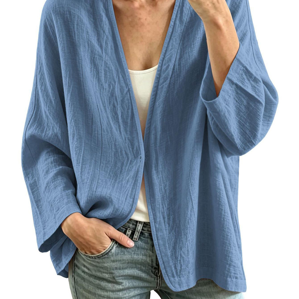 Veste grande taille en lin, coupe ample, encolure nette, manches longues, mise en situation