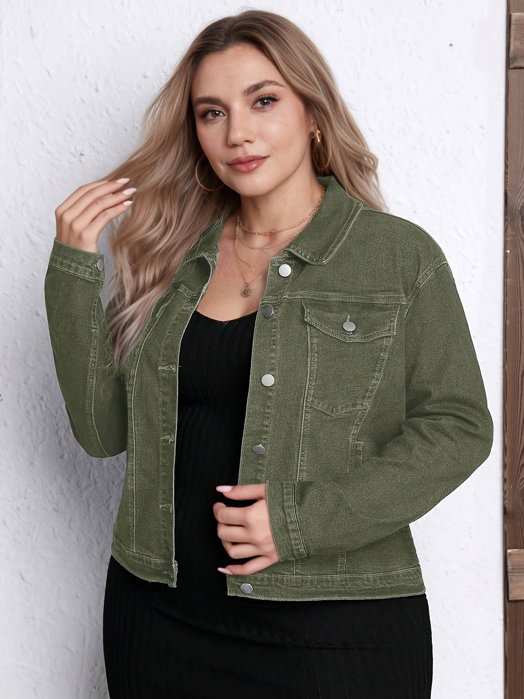 Veste grande taille, coupe ajustée, poches pratiques, tenue franche — composition : 63% Coton, 28% Polyester, 8% Lyocell, 1% Élasthanne