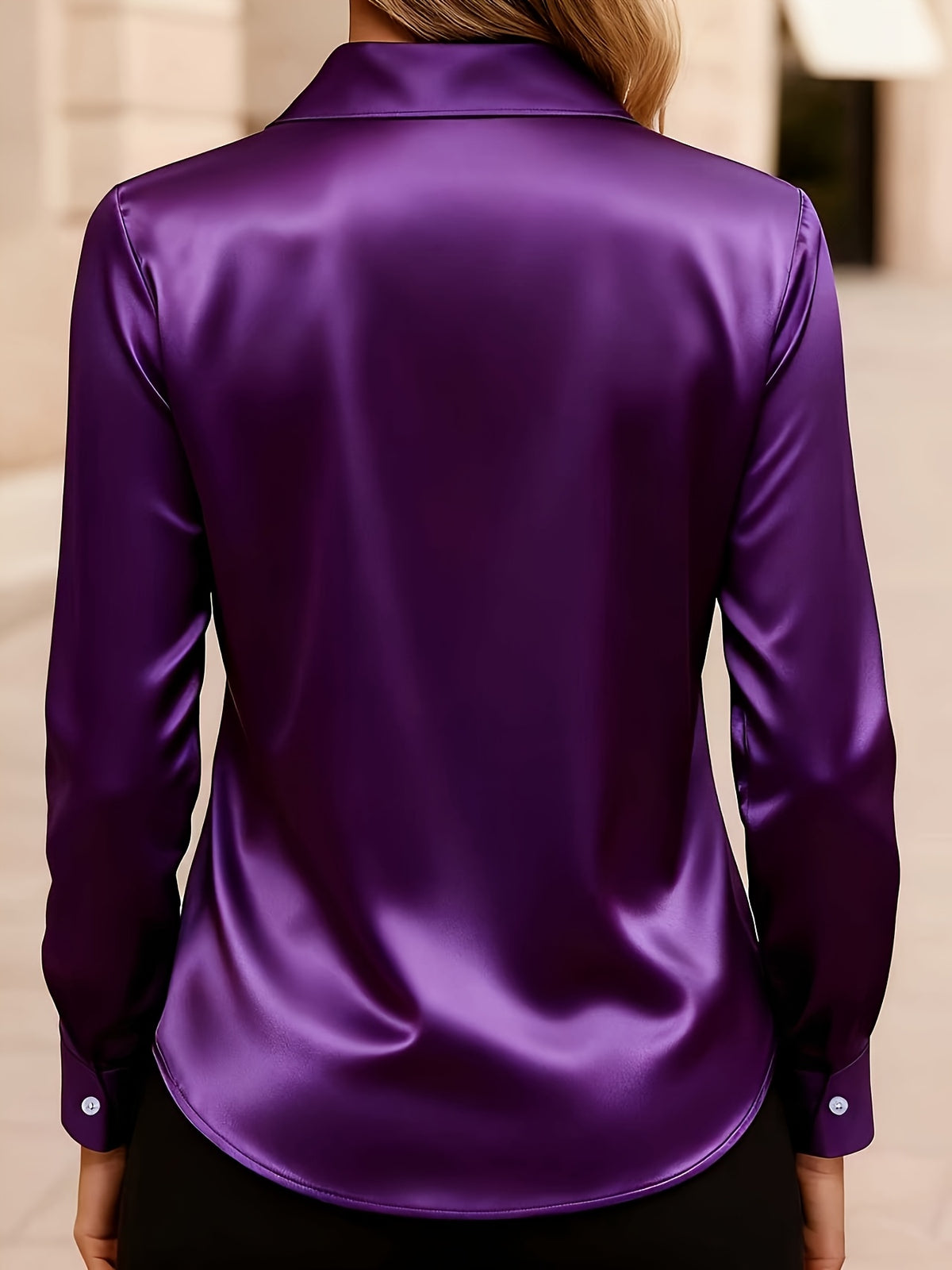 Blouse grande taille en satin, tombé fluide, détail du col