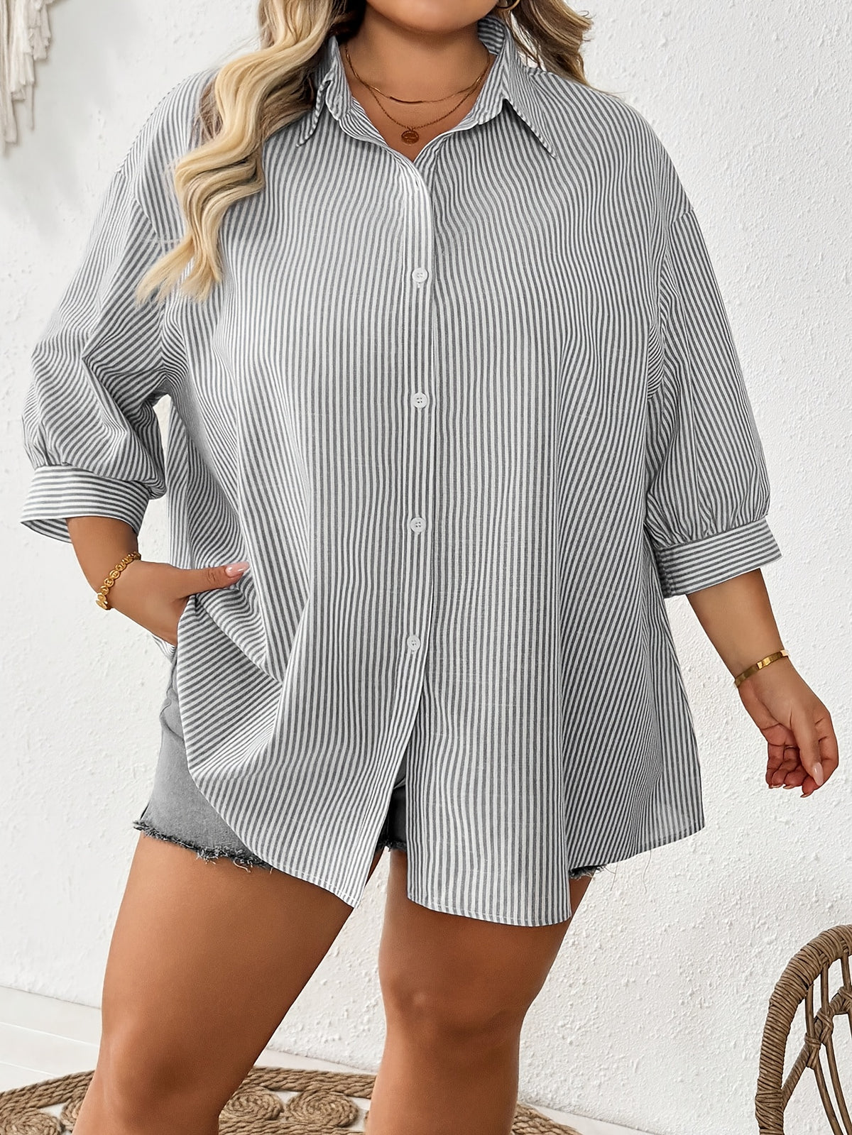Chemise grande taille à rayures, coupe oversize, col polo, manches longues, mise en situation
