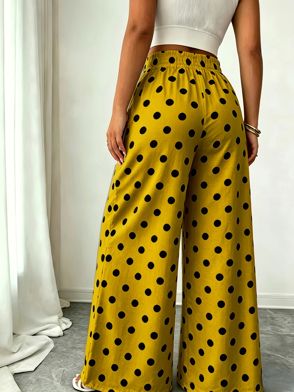 Pantalon grande taille à pois, coupe évasée, détail du tissu