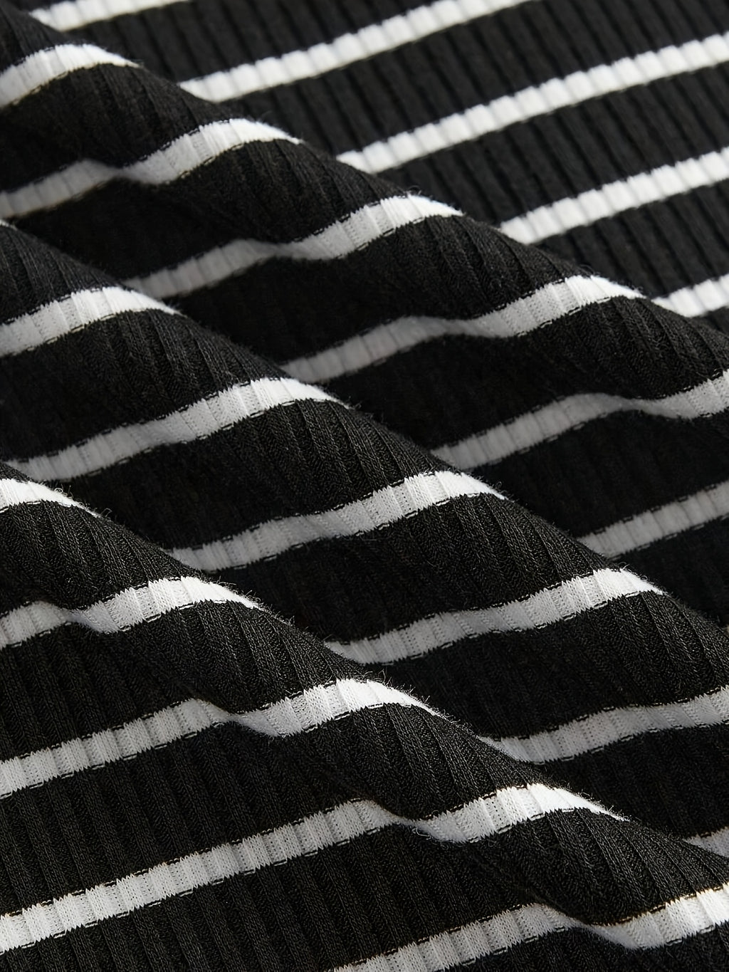 Ensemble grande taille à rayures, porté de face