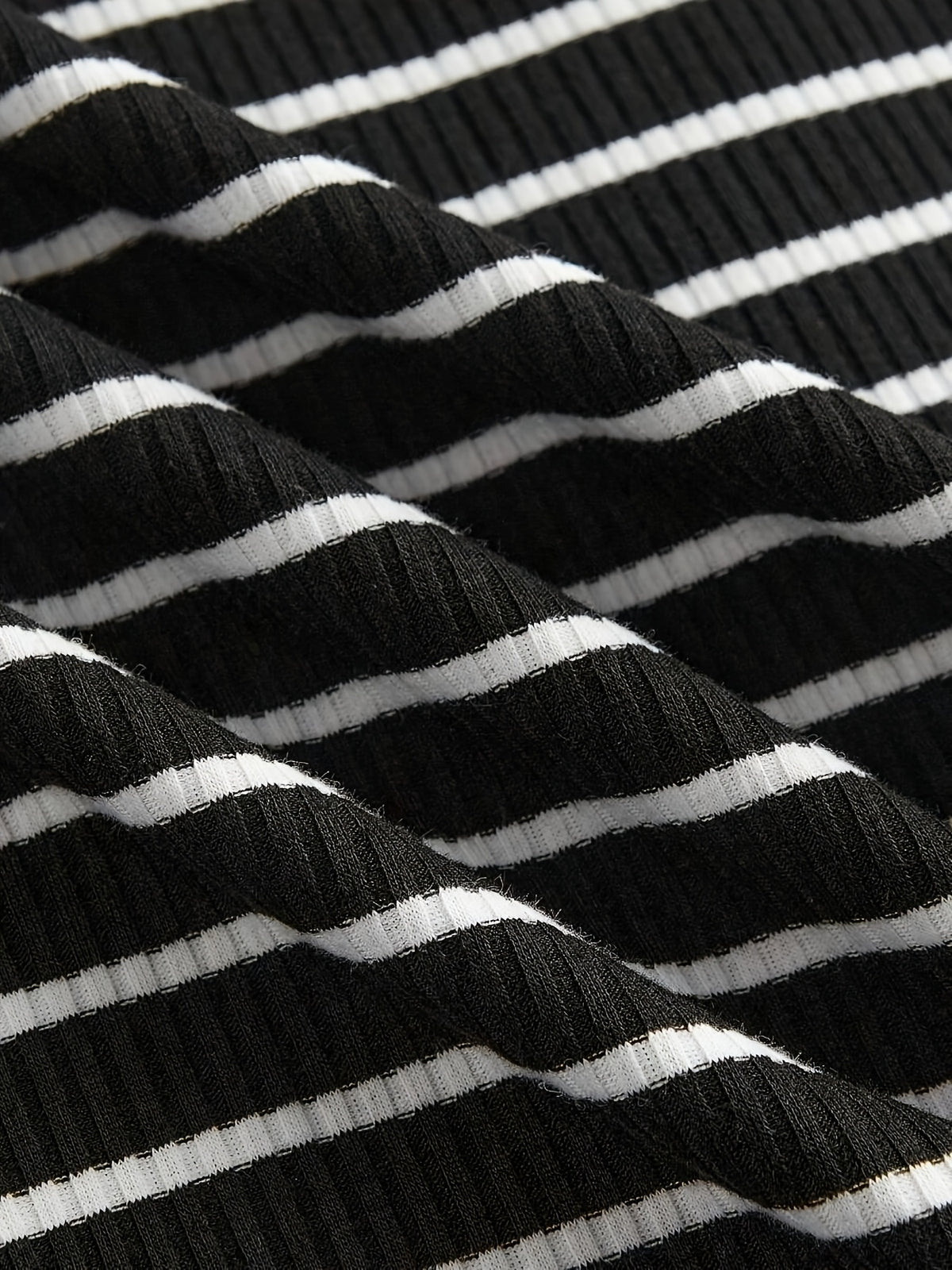 Ensemble grande taille à rayures, porté de face