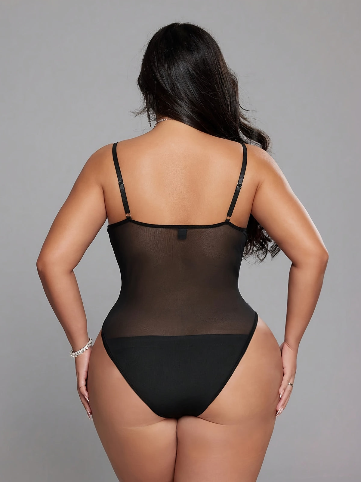 Body gainant grande taille en dentelle sans manches, effet ajouré, vu de dos