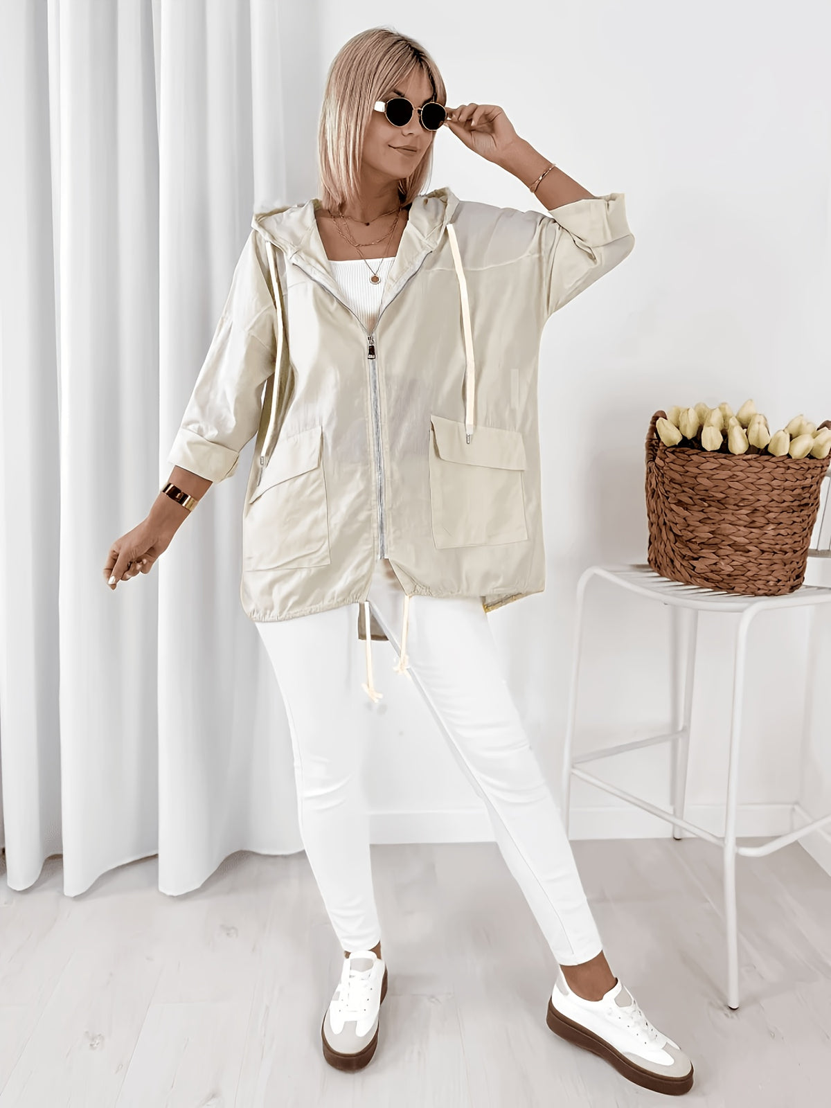 Veste grande taille, coupe oversize, capuche, tissu léger, vu de dos