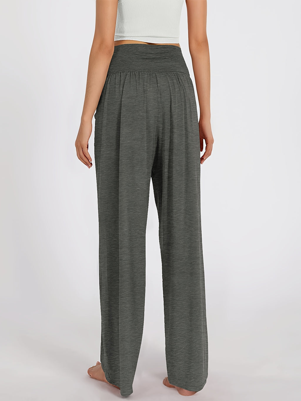 Pantalon grande taille, poches pratiques, tombé fluide, détail du tissu